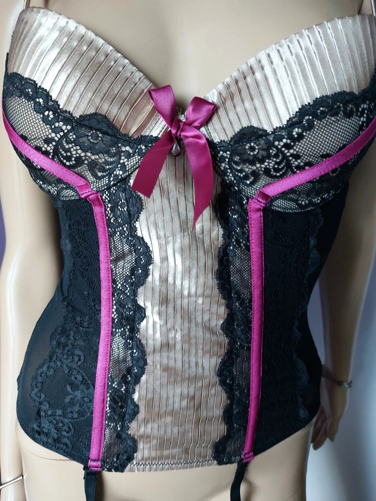 Bustier porte jarretelle ETAM au style glamour et raffiné. Taille 75B – photo 6